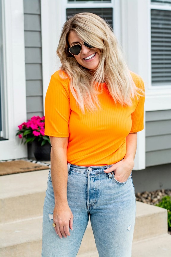 ست نارنجی و شلوار جین یکی از محبوب‌ترین‌ها برای پوشیدن