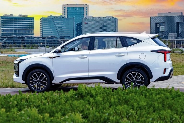 مشخصات و قیمت کی ام سی ایکس 8 - نمای جانبی