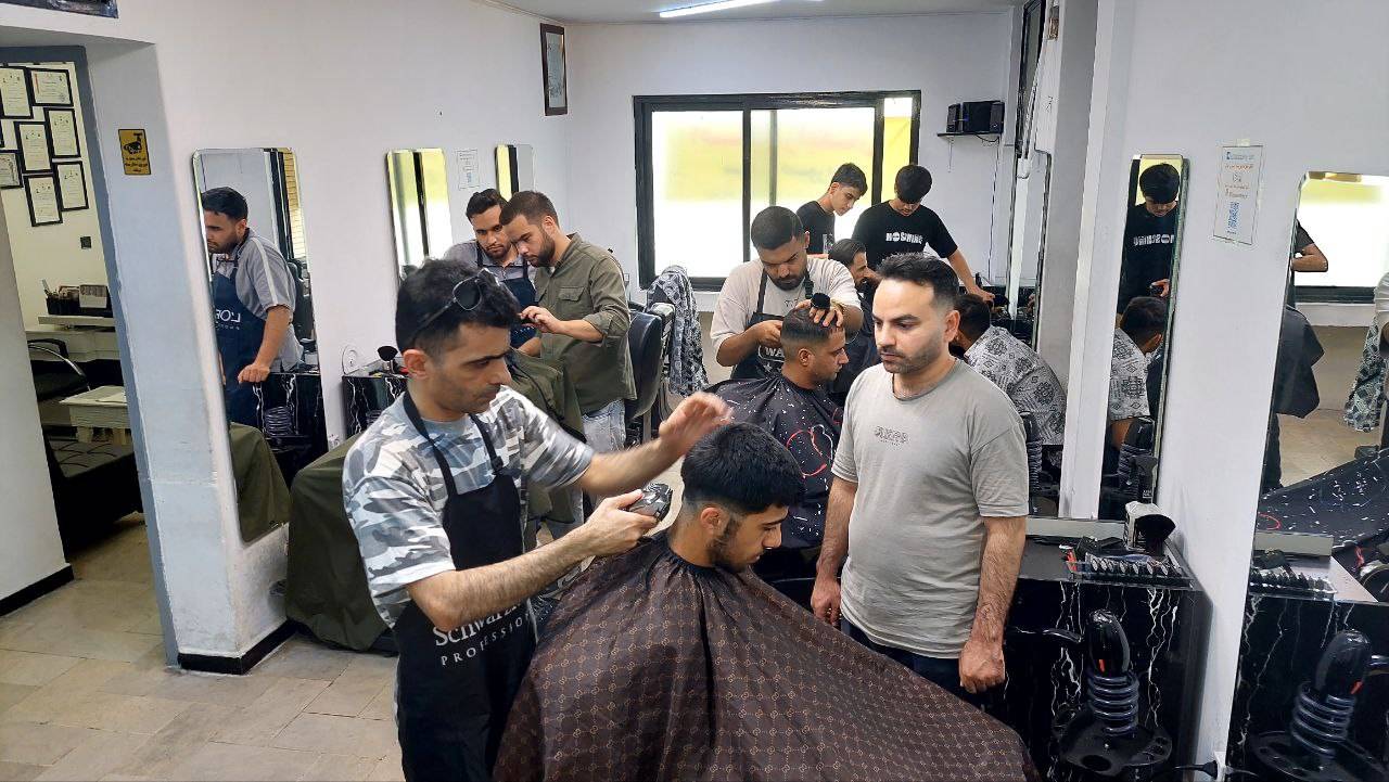 آموزشگاه آرایشگری مردانه اعتدال واقع در میدان امام حسین